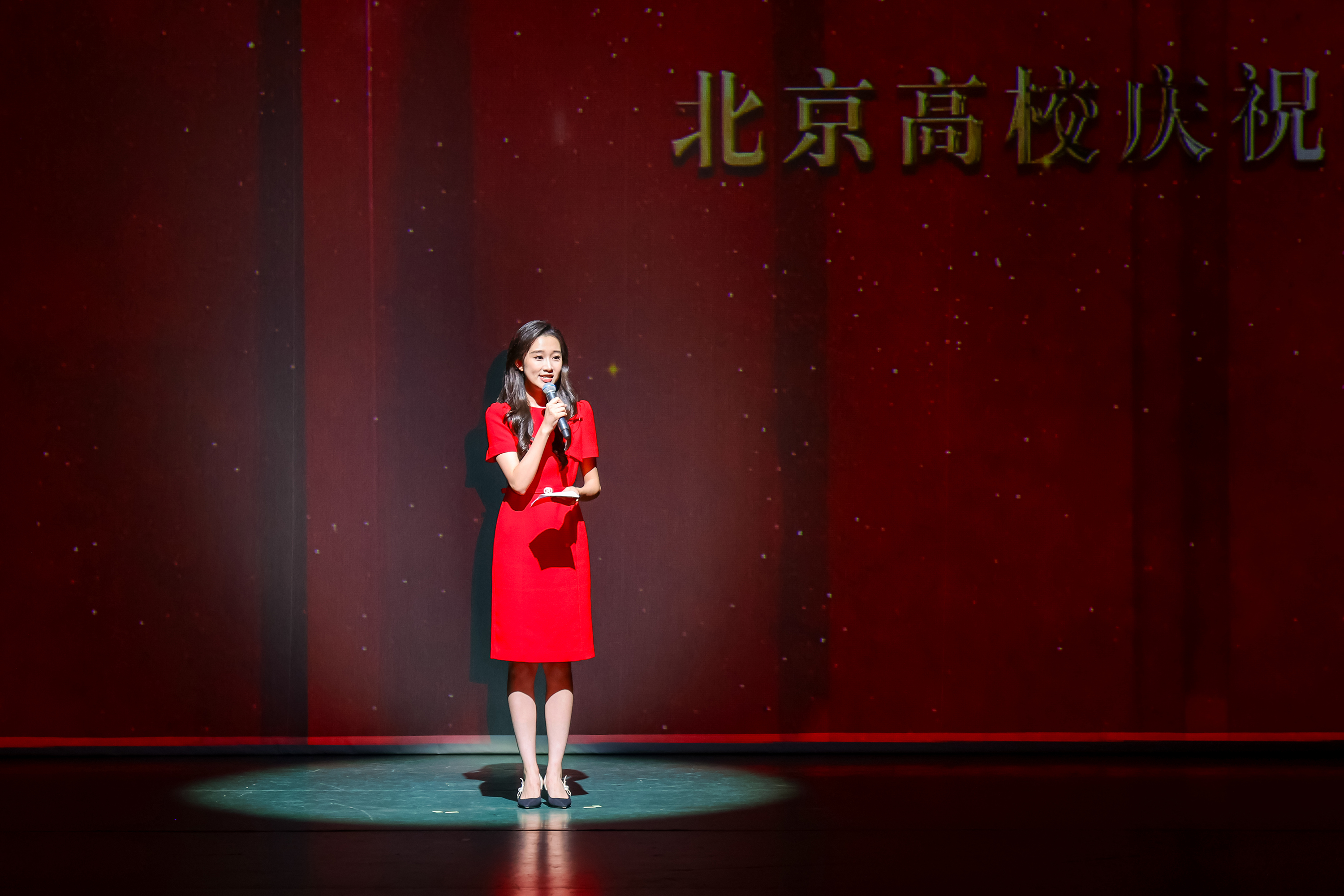 主持人霍嘉雯