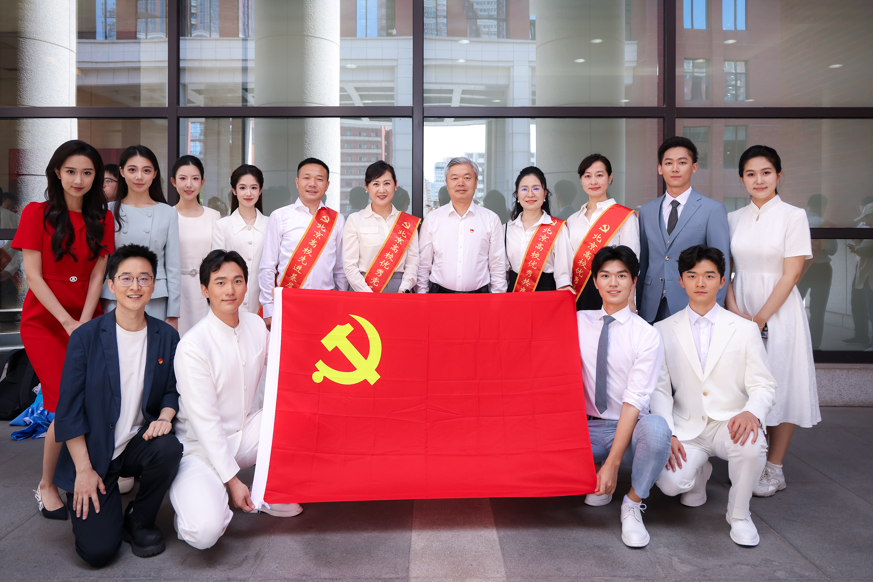 廖祥忠书记与获奖代表参演师生合影